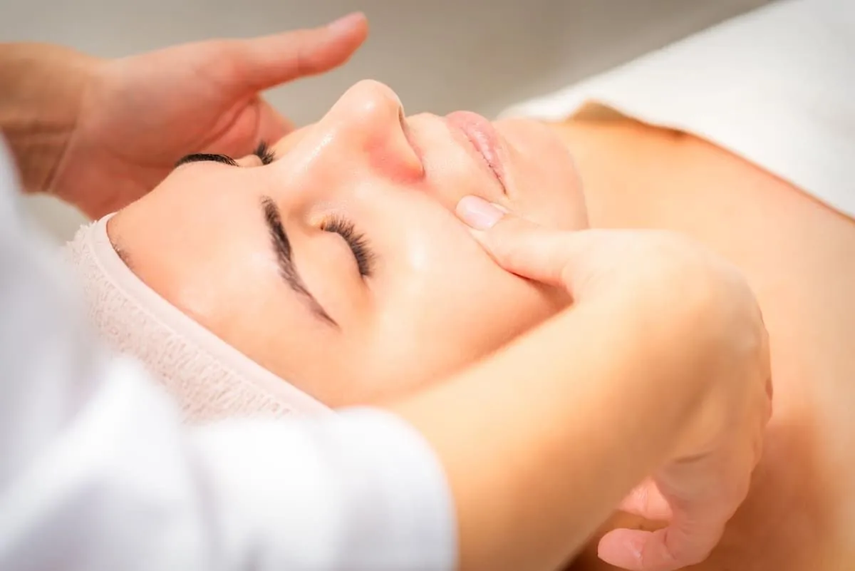 Ansigtsmassage med lymfedrænage